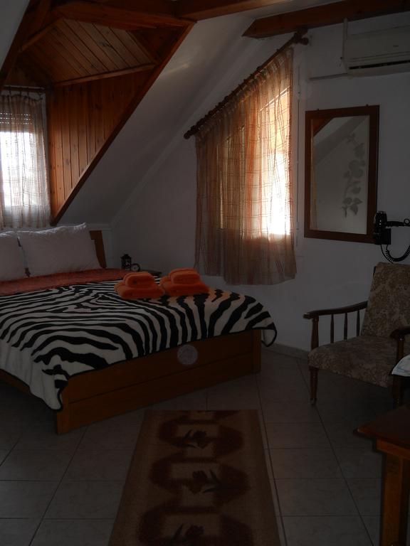 Guesthouse Agnandi Káto Loutrákion Szoba fotó